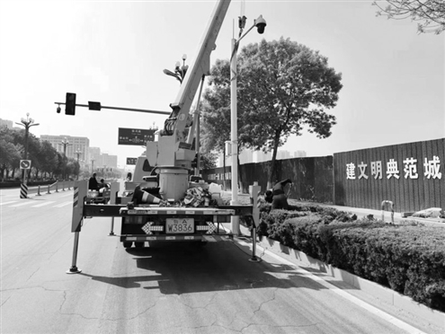 商河县城管局维修损坏路灯